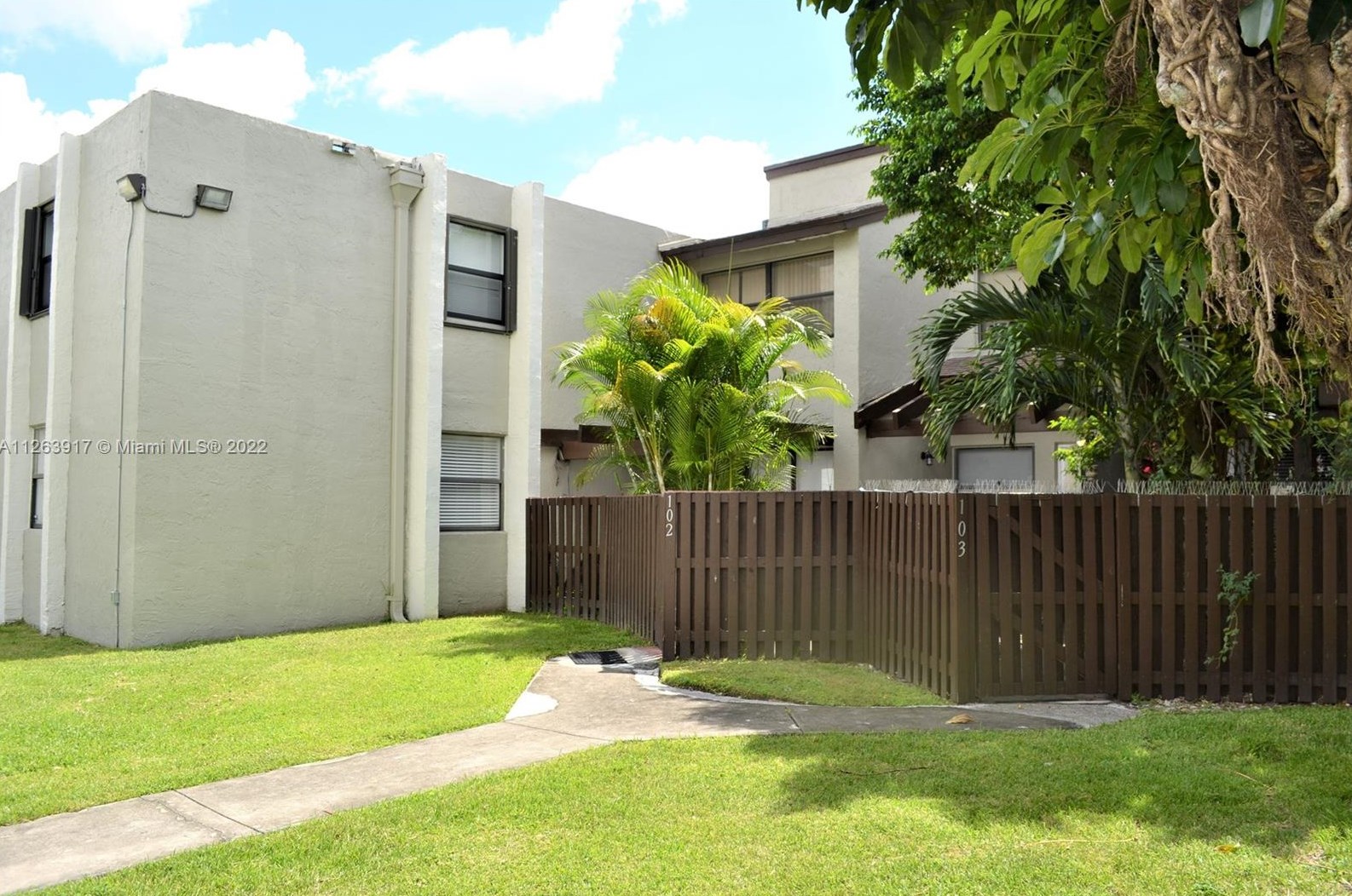10010 9th Street Cir, Miami, FL 33172-5103