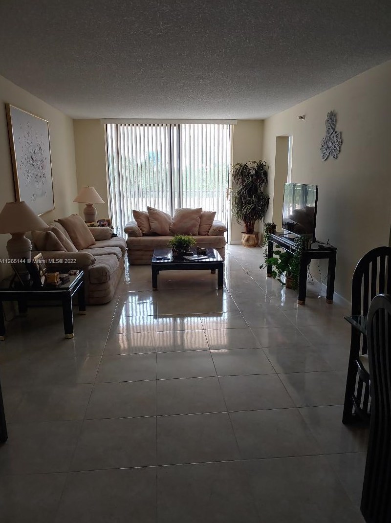 210 174th St #408, Miami, FL 33160