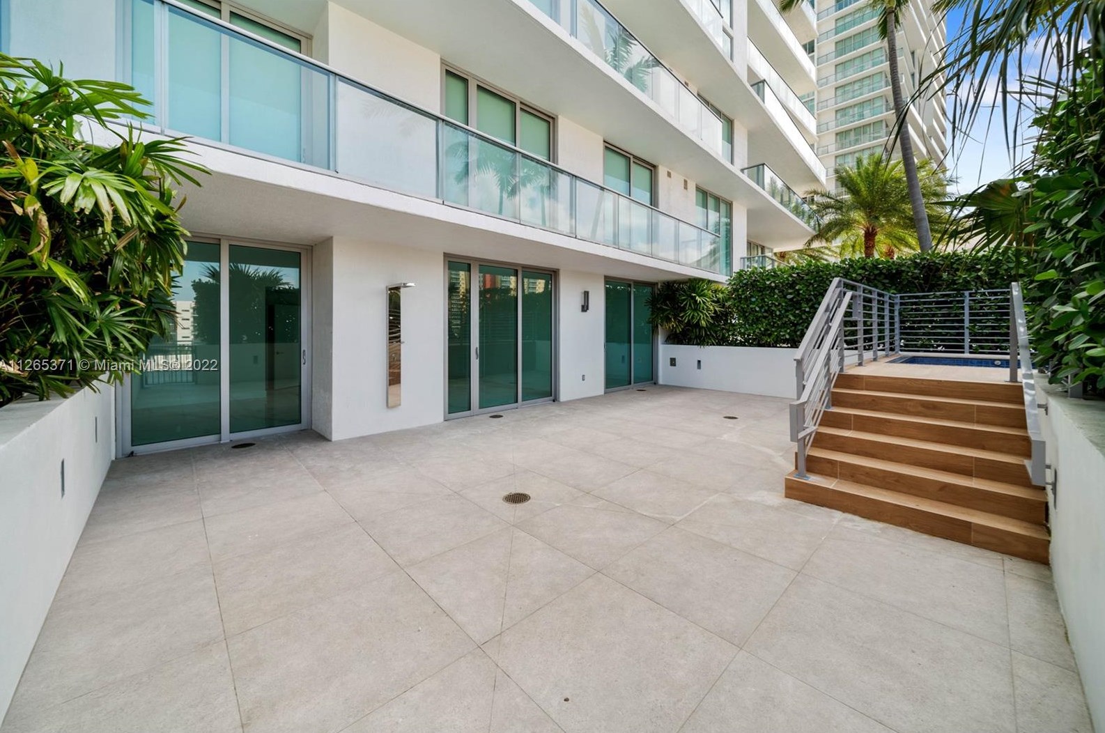 330 Sunny Isles Blvd, Miami FL 33160-4211 exterior