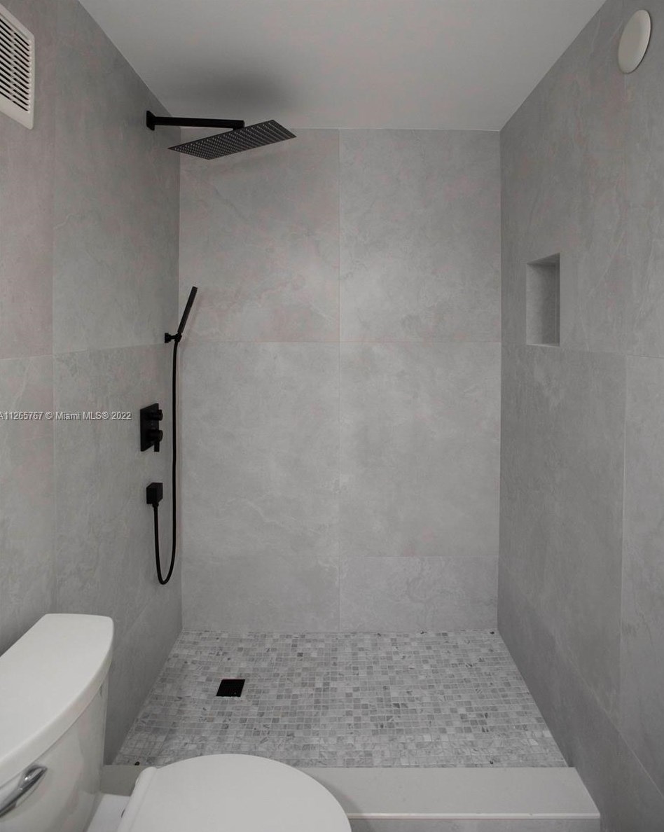 20191 Country Club Dr, Miami FL 33180-3012 exterior