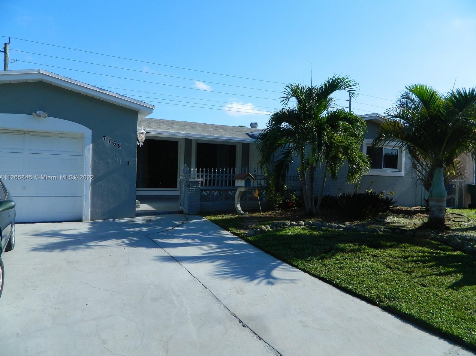 7769 Fairway Blvd, Hollywood FL  33023-6413 exterior