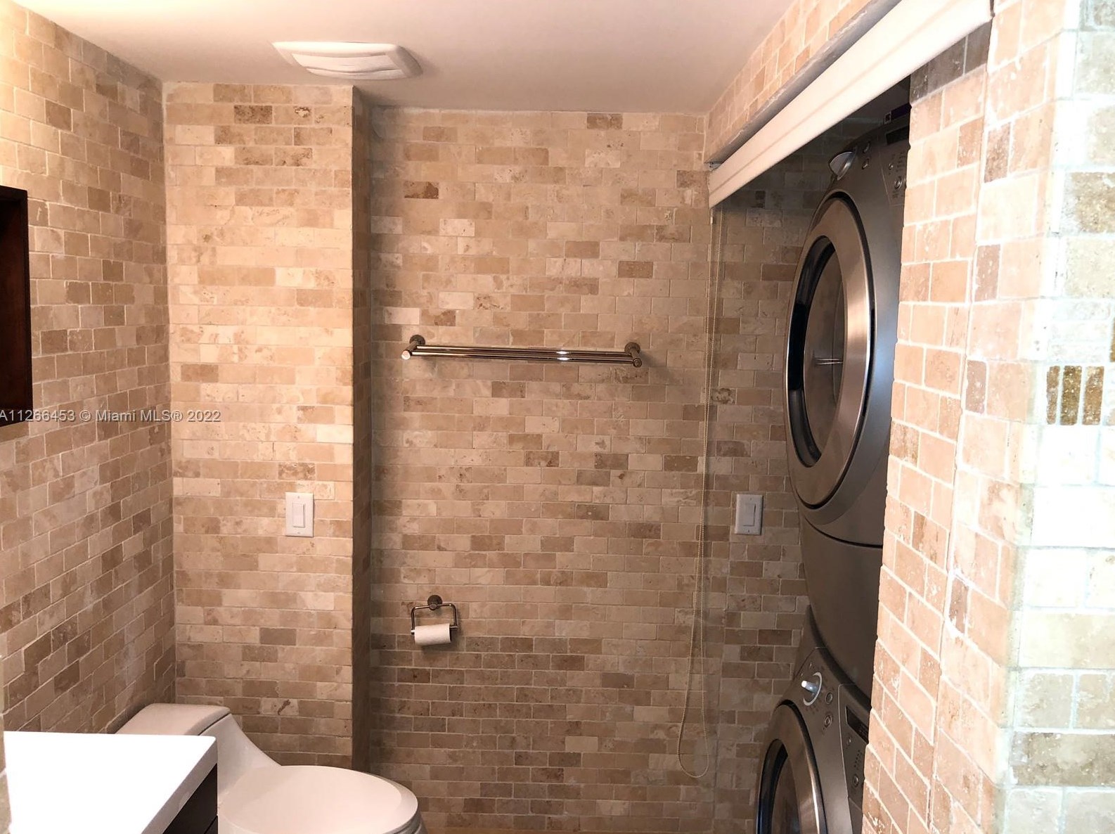 3610 Yacht Club Dr, Miami FL 33180-3500 exterior