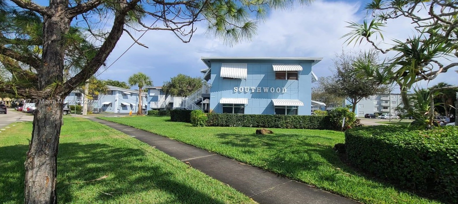 3856 Circle Dr, Hollywood, FL 33021-7467