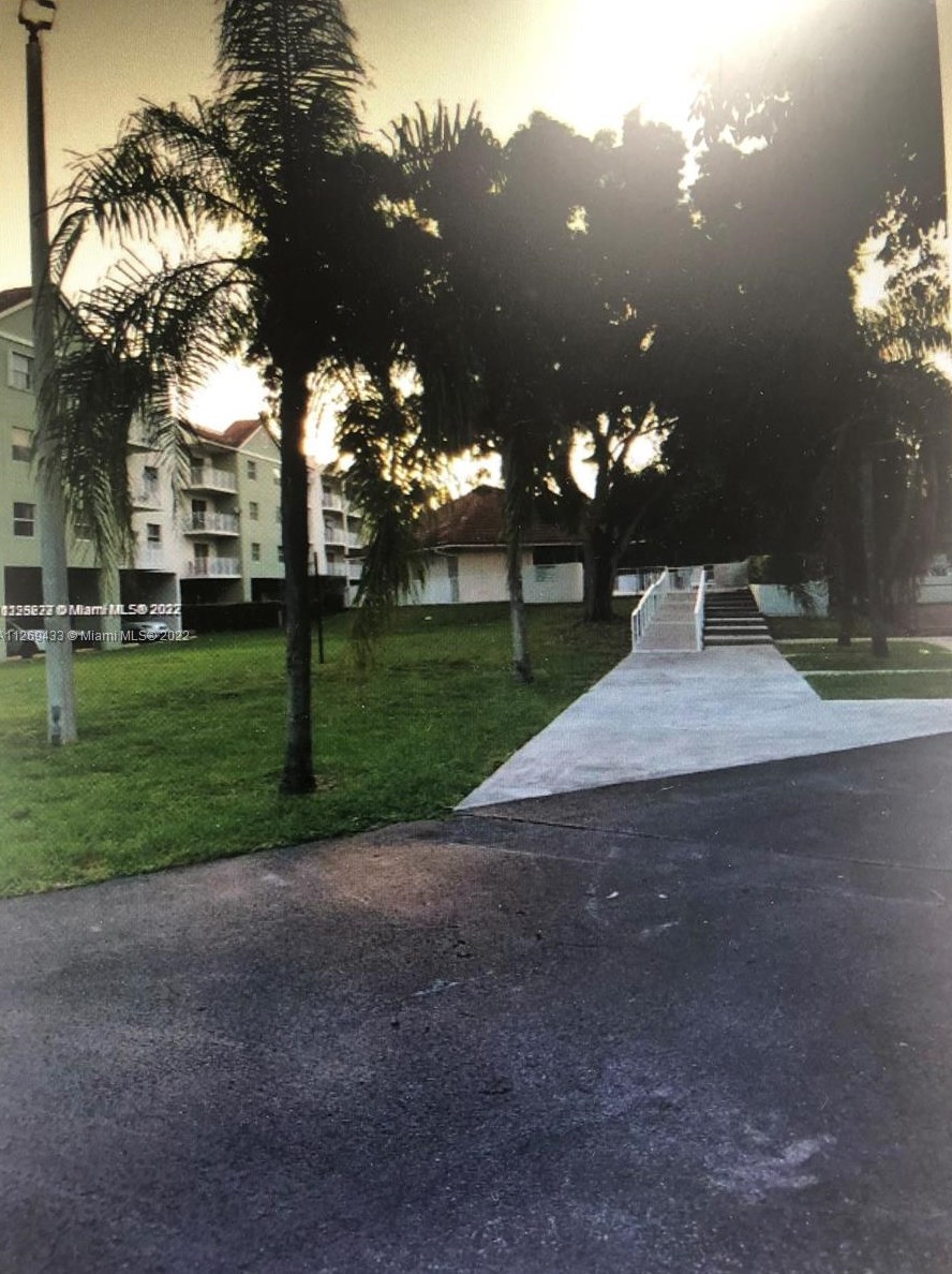 8240 Sw 210th St #303, Miami, FL 33189