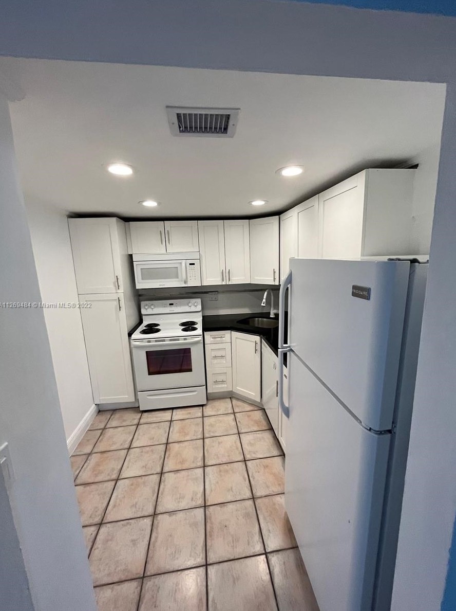 2345 Ne 135th St #201, Miami, FL 33181