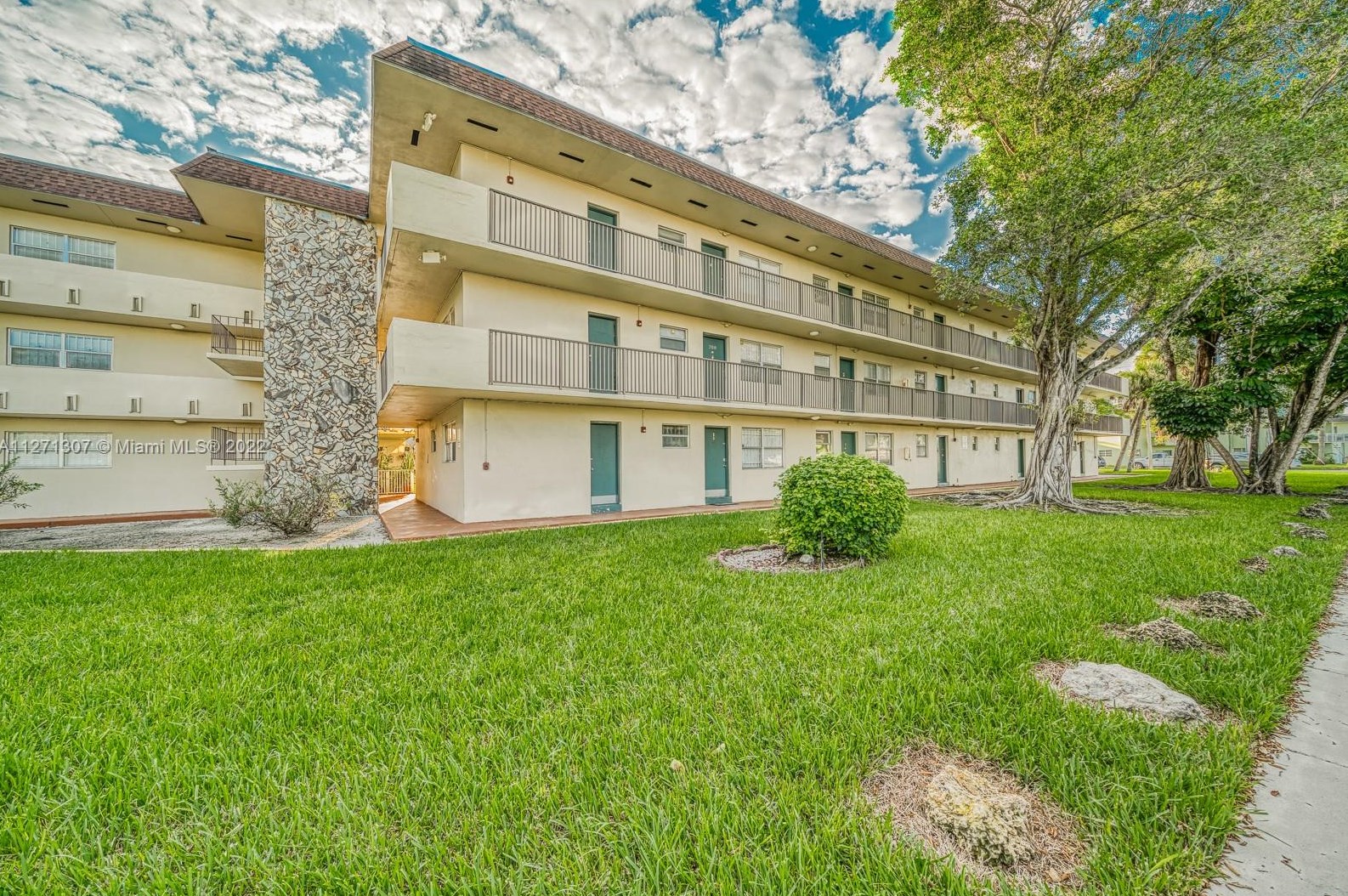 7505 82nd St, Miami, FL 33143-7303