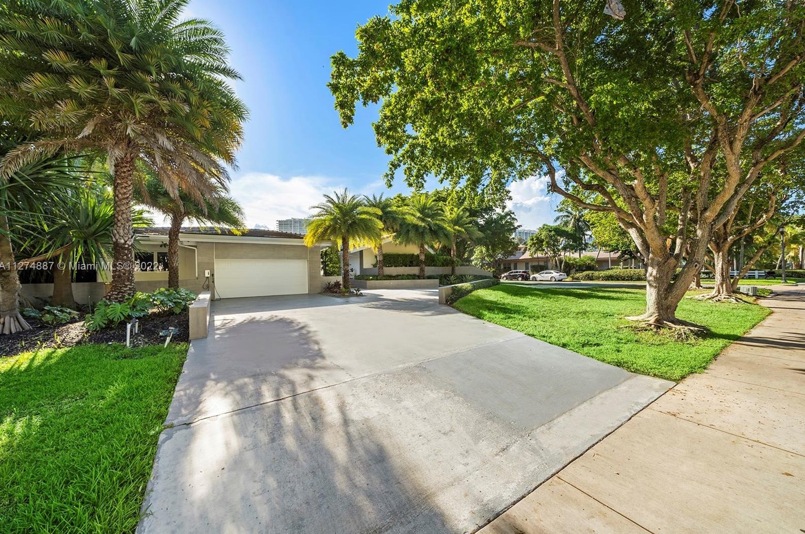 194 Golden Beach Dr, Miami, FL 33160-2241