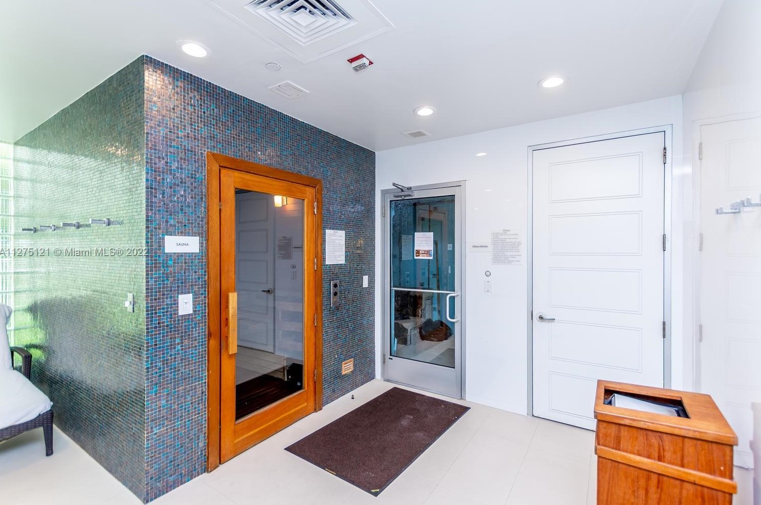 3900 Island Blvd, Miami FL 33160-4951 exterior