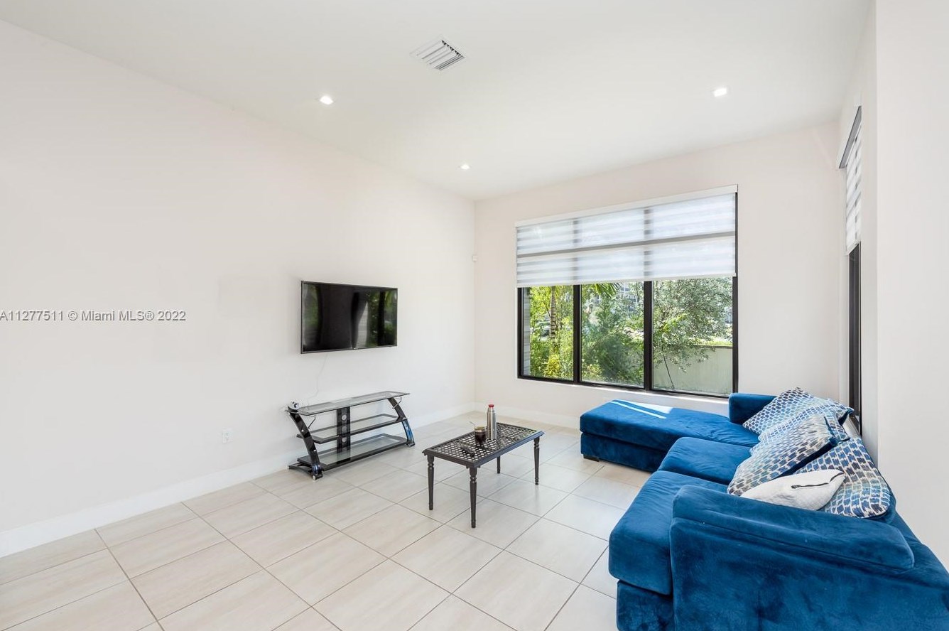 8249 43rd St, Miami, FL 33166-4213