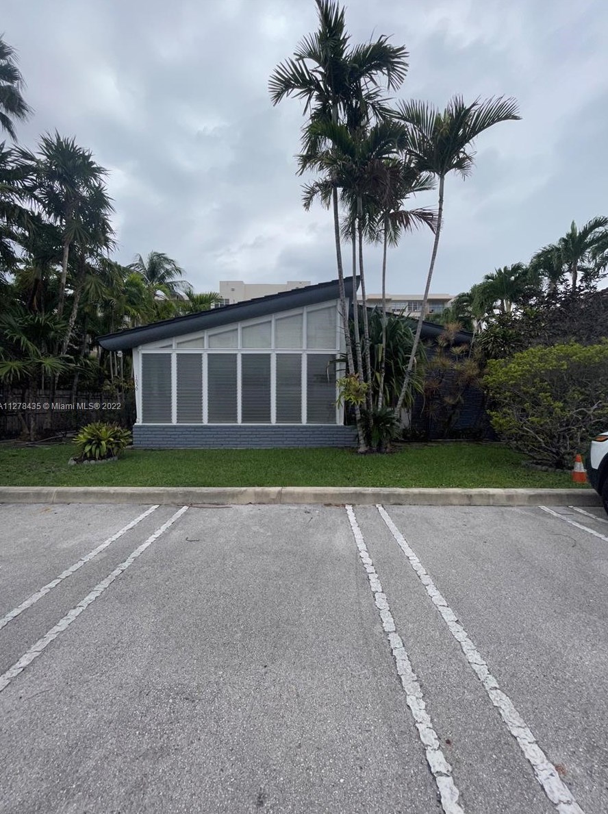 1050 92nd St #3, Miami, FL 33154