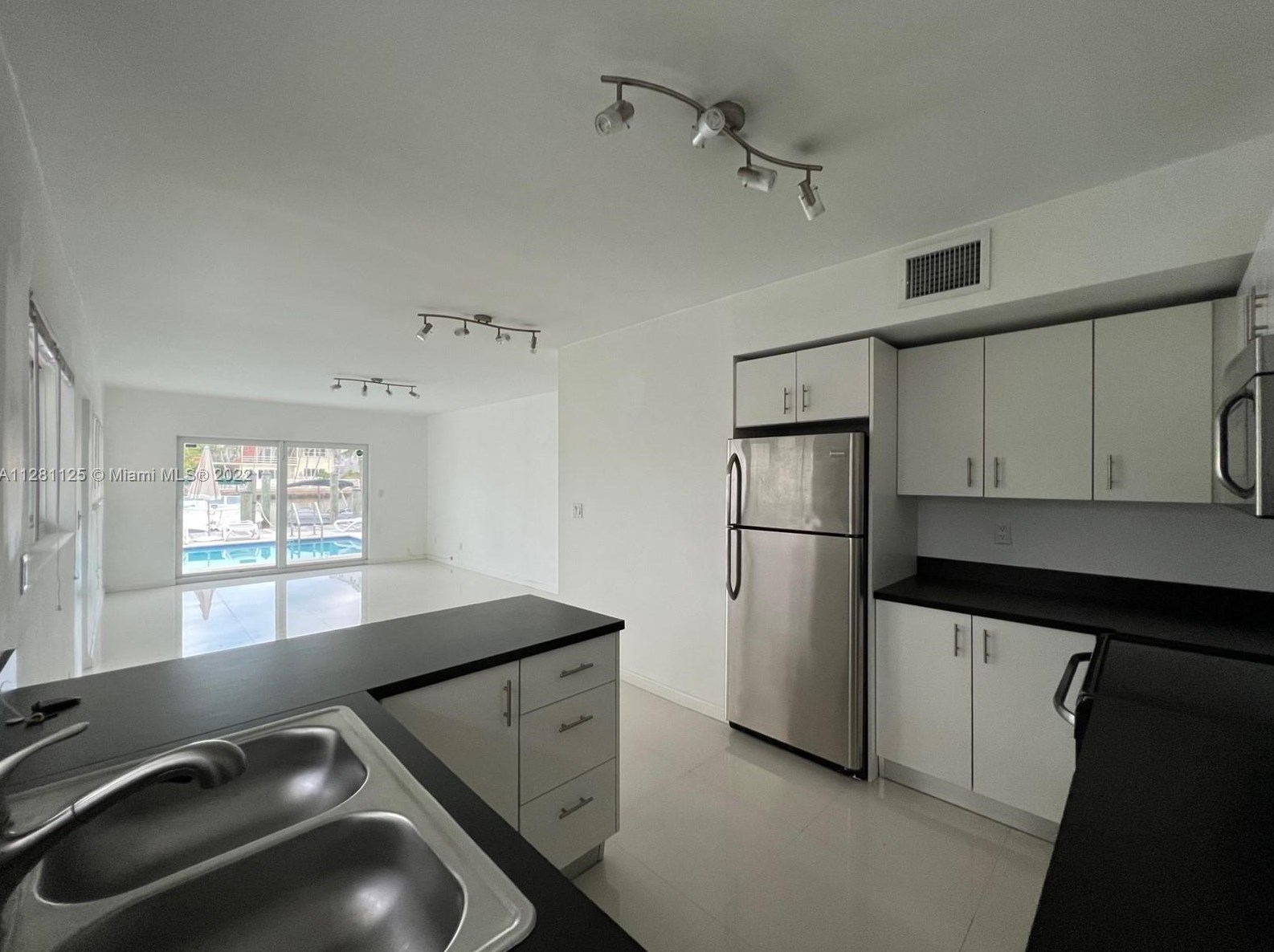 8035 Crespi Blvd #3, Miami, FL 33141