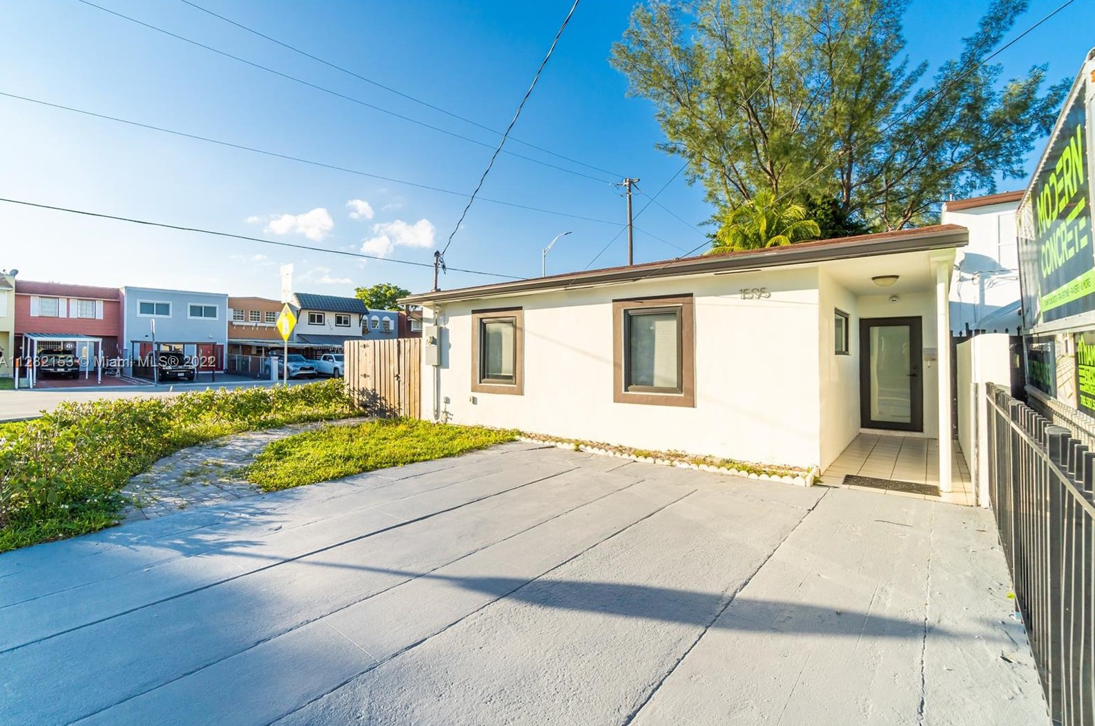 1595 W 73rd St, Hialeah, FL 33014