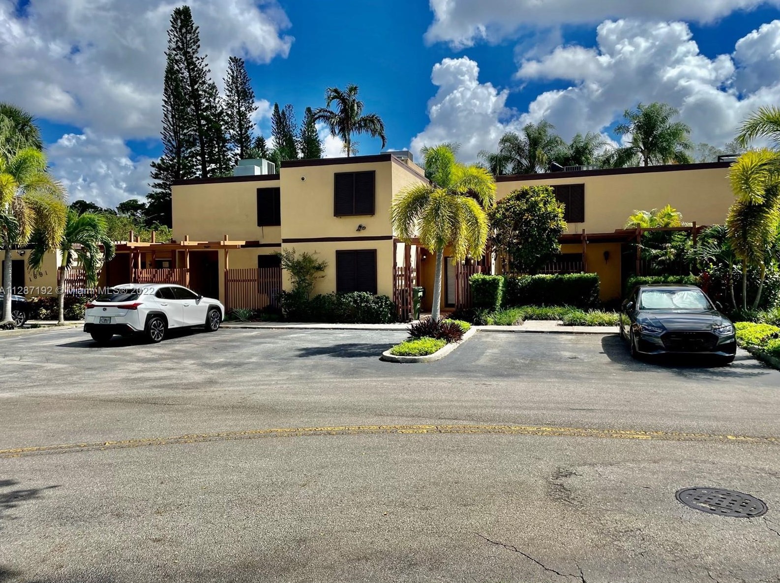 1671 Golfview Dr, Hollywood FL  33026-3105 exterior