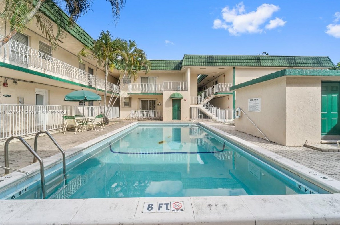 13101 Memorial Hwy, Miami FL  33161-3935 exterior