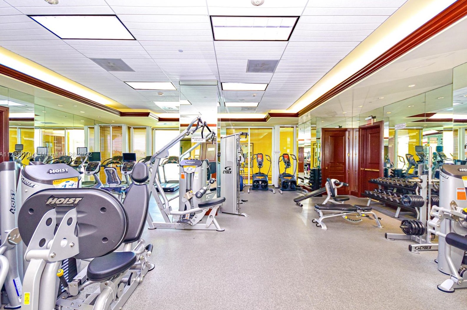 20201 Country Club Dr, Miami FL 33180-3001 exterior