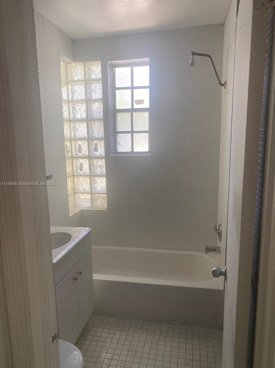 748 Euclid Ave, Miami Beach FL  33139-6113 exterior