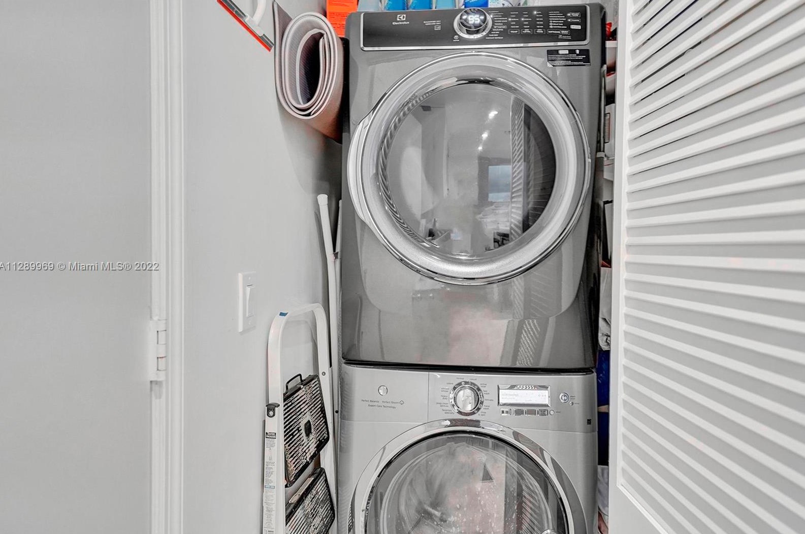 848 Brickell Key Dr, Miami FL  33131-3700 exterior