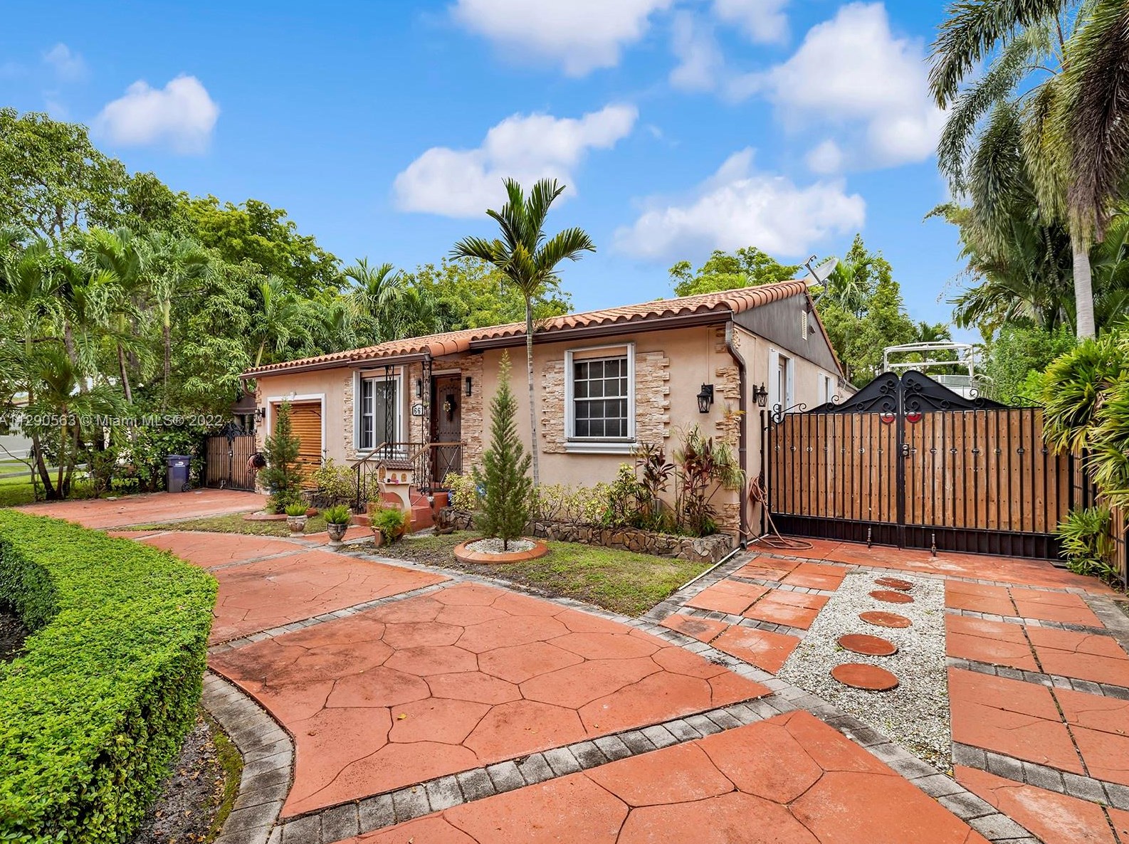 661 Falcon Ave, Miami, FL 33166-3911