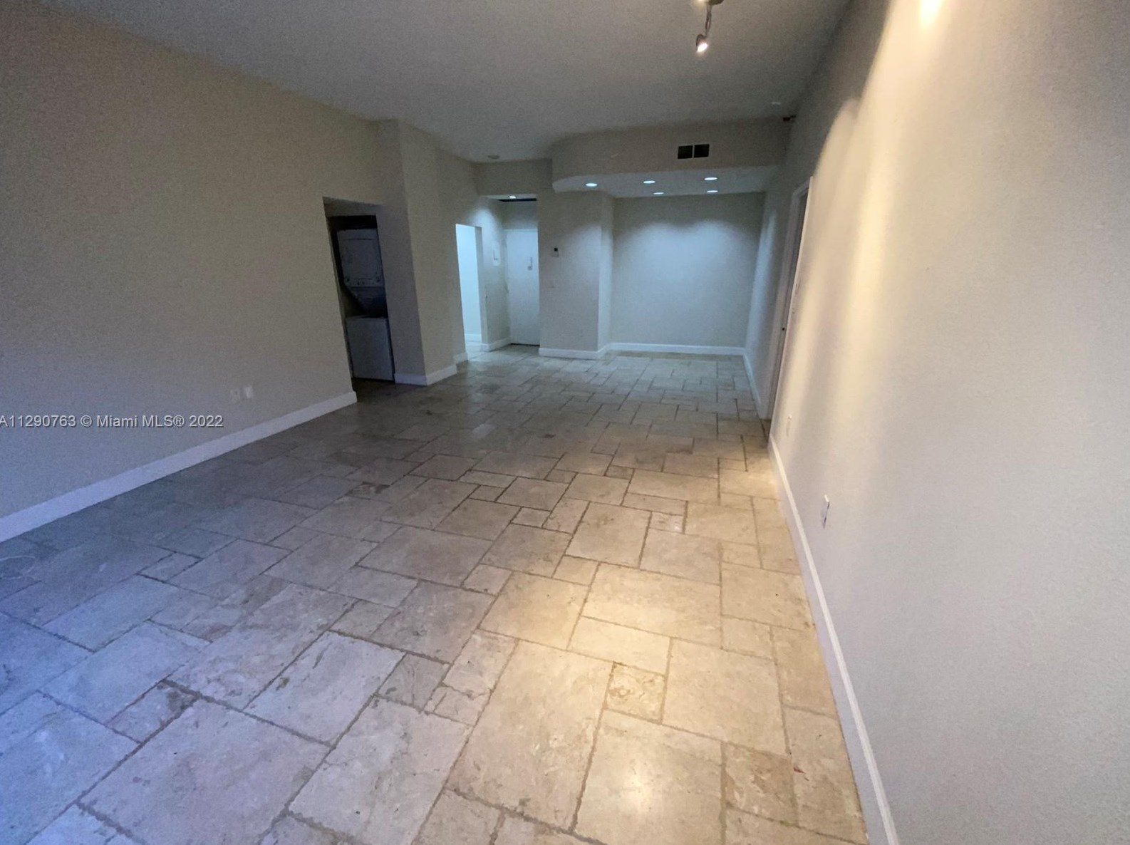 20505 E Country Club Dr #135, Miami, FL 33180