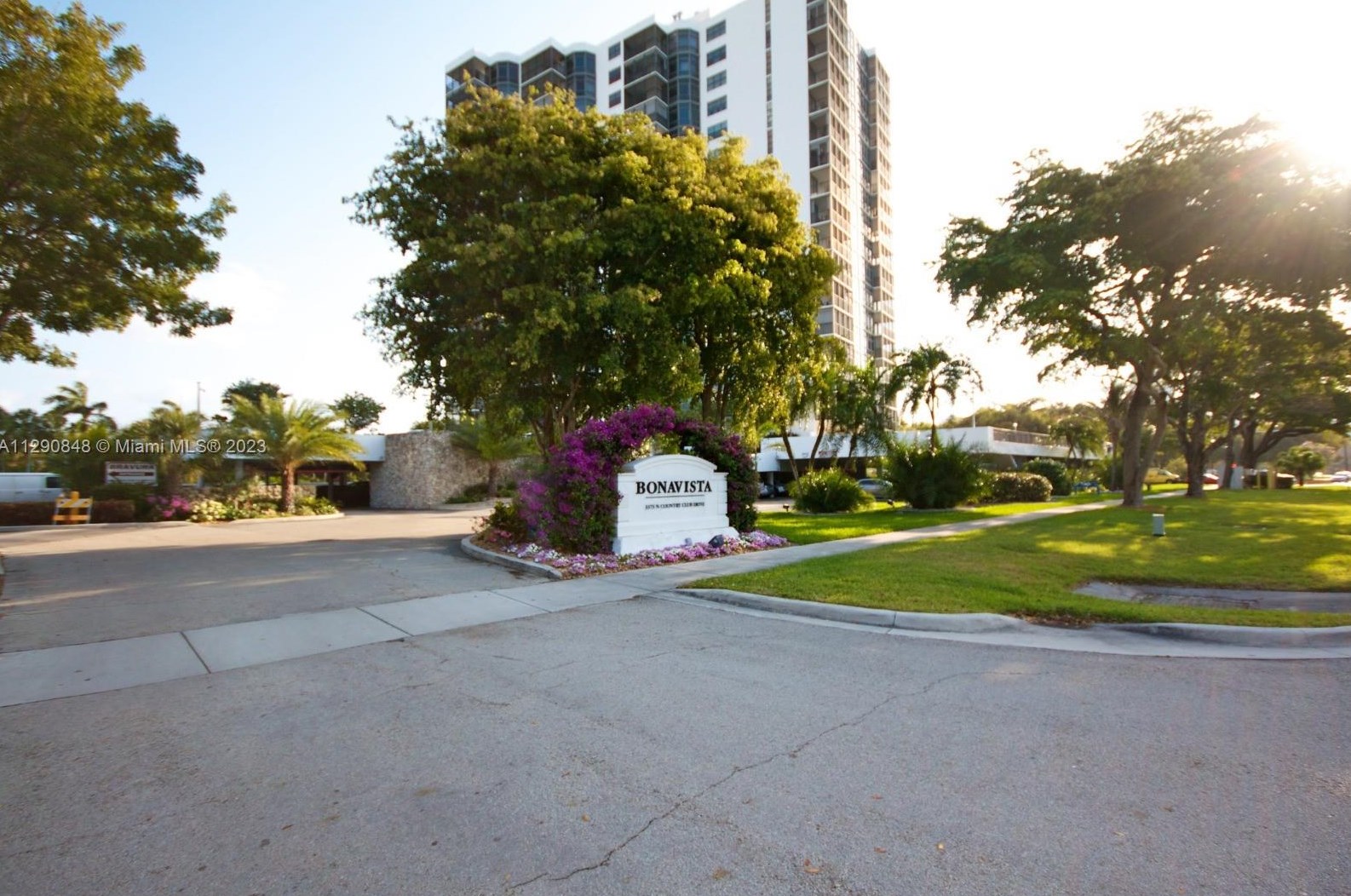 3375 Country Club Dr, Miami FL 33180-1651 exterior