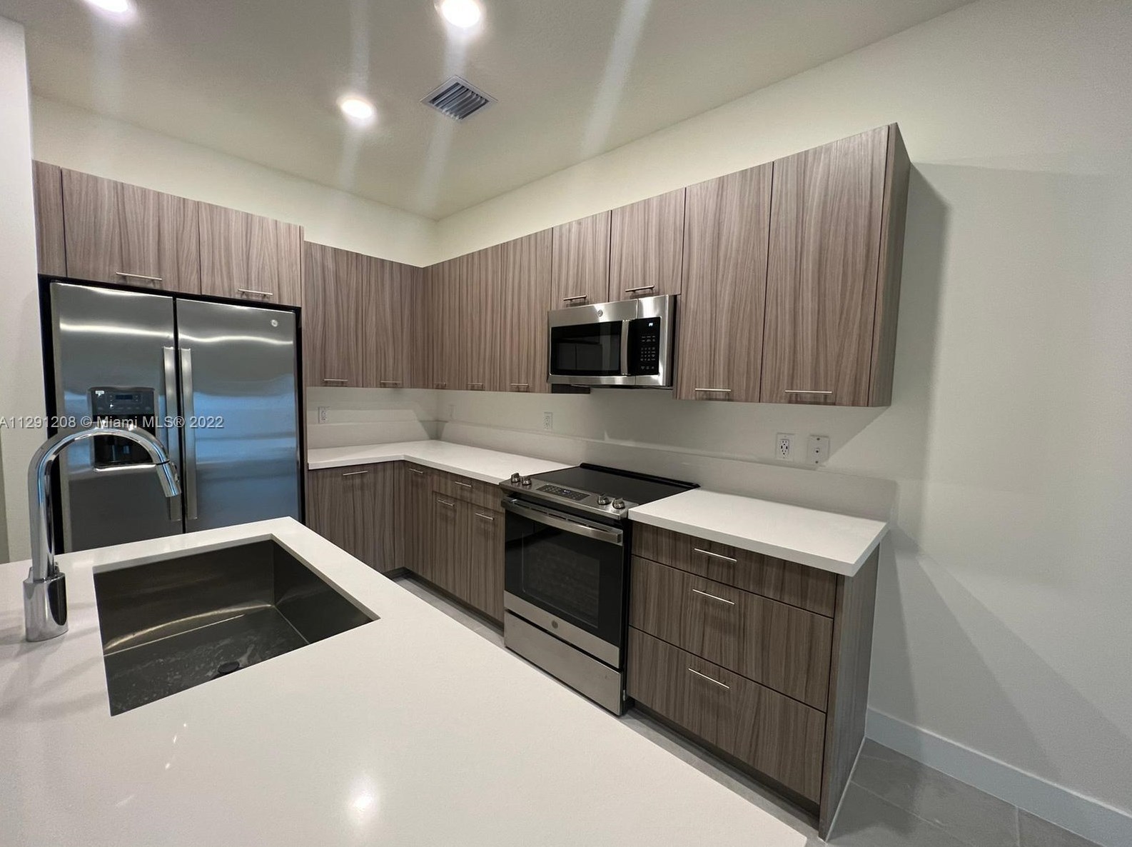 8201 Nw 41st St #405, Miami, FL 33166