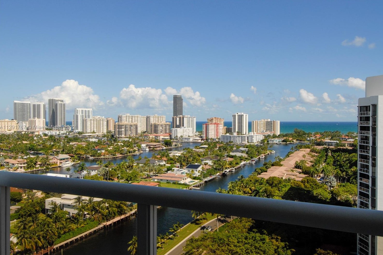 3600 Yacht Club Dr, Miami FL 33180-4115 exterior