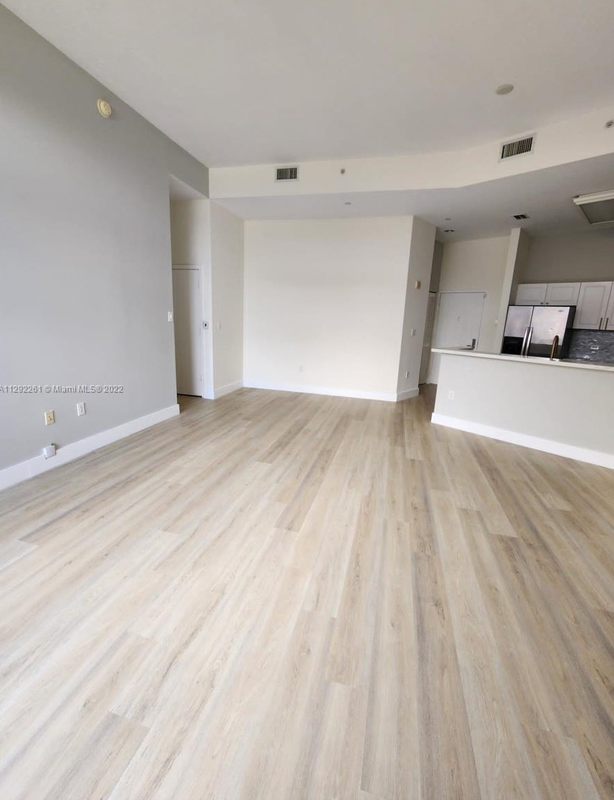 19501 W Country Club Dr #211, Miami, FL 33180