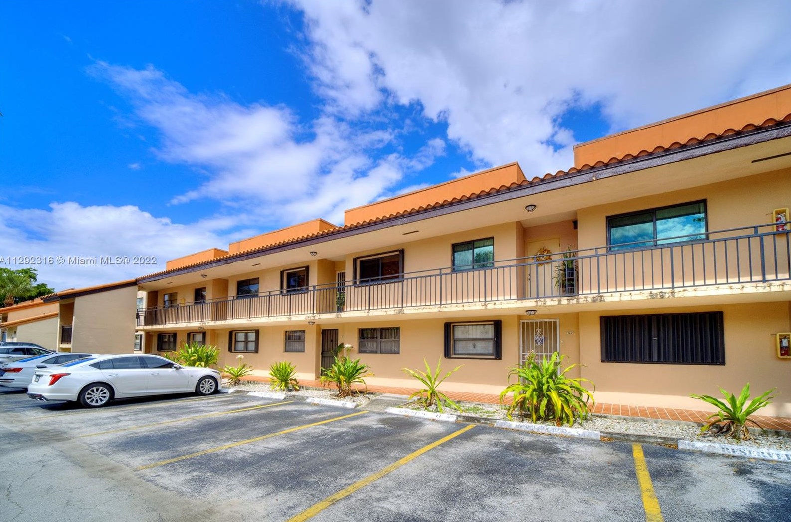 490 Park Dr, Miami, FL 33172-3906