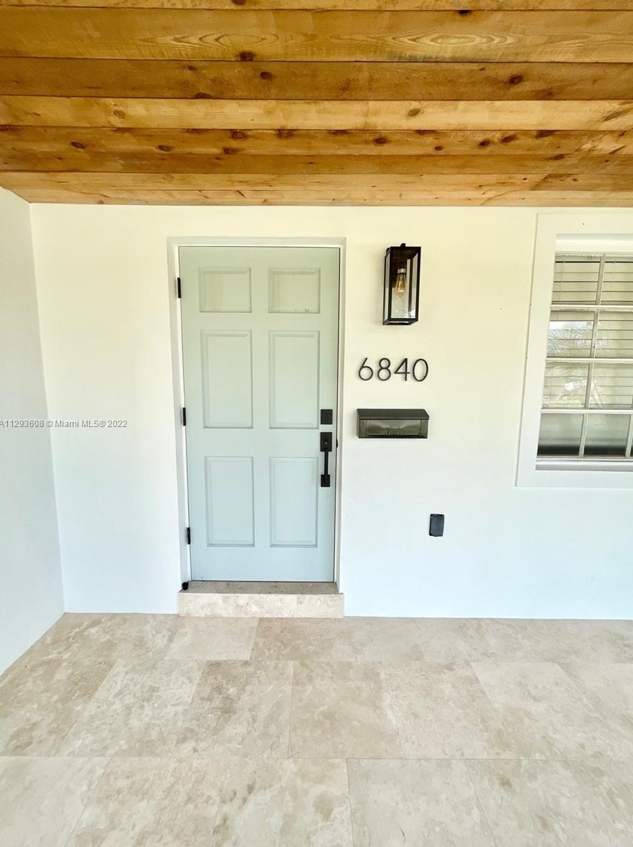 6840 48th Ter, Miami FL  33155-5700 exterior