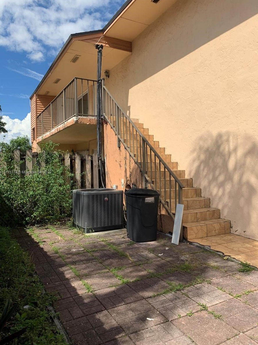 15683 85th Ter, Miami, FL 33193-1275