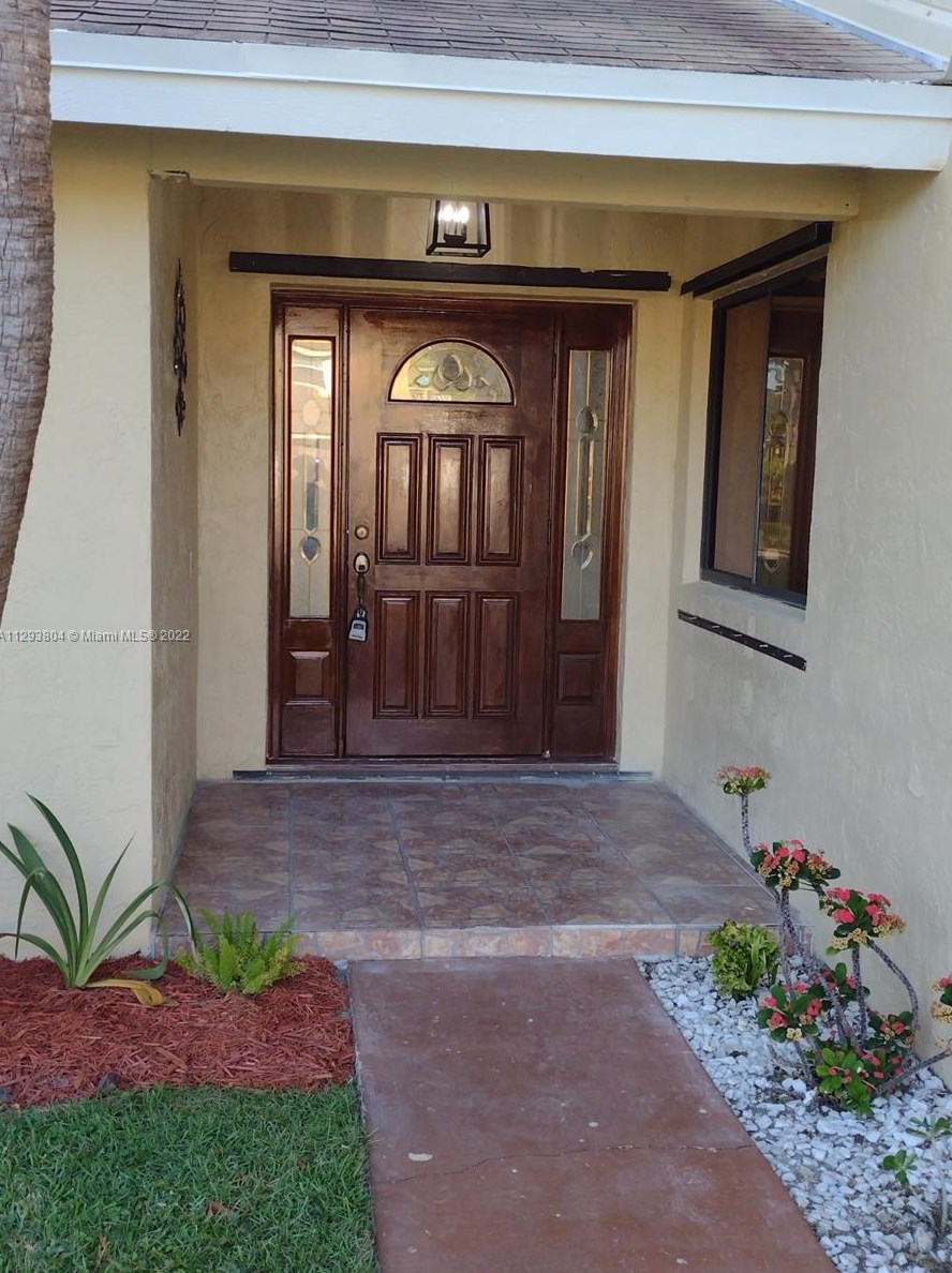 9584 8th St, Hollywood, FL 33025-1120