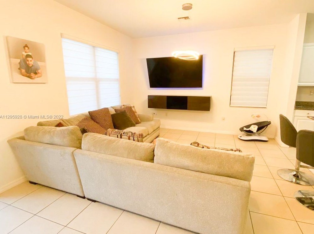 635 193rd St, Miami, FL 33179-3978