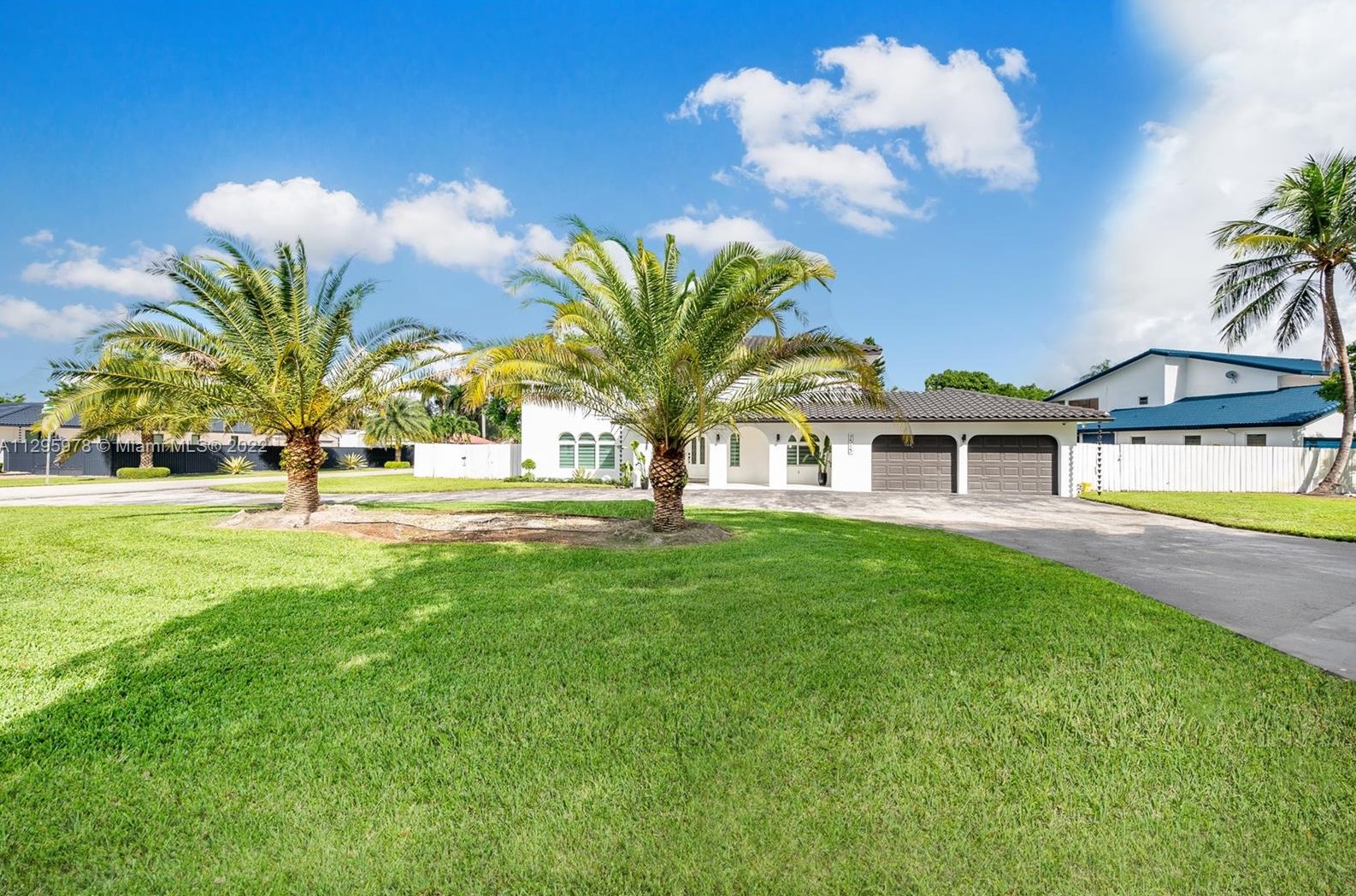 7515 Oakmont Dr N, Hialeah, FL 33015