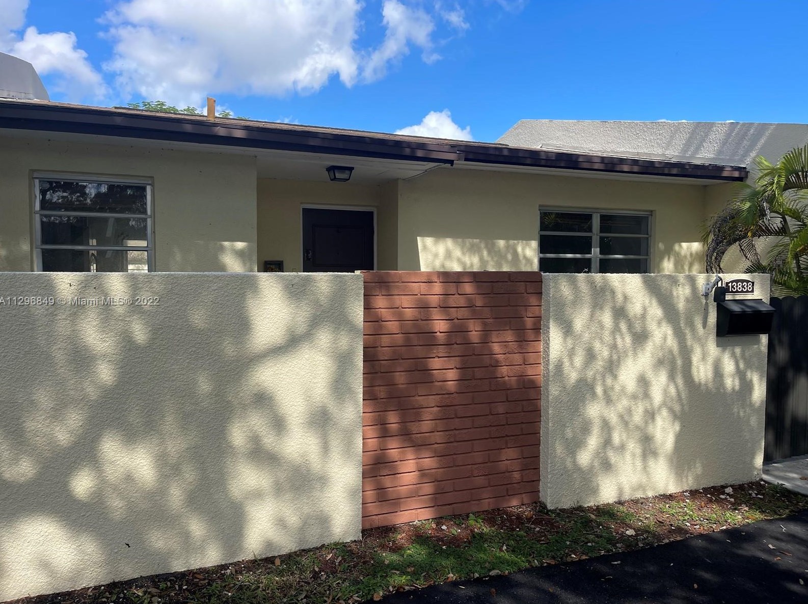 13838 Kendale Lakes Dr, Miami, FL 33183-2110