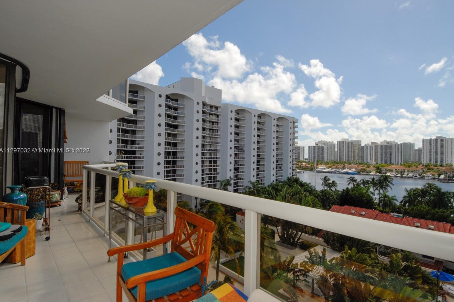 3600 Yacht Club Dr, Miami FL 33180-4115 exterior