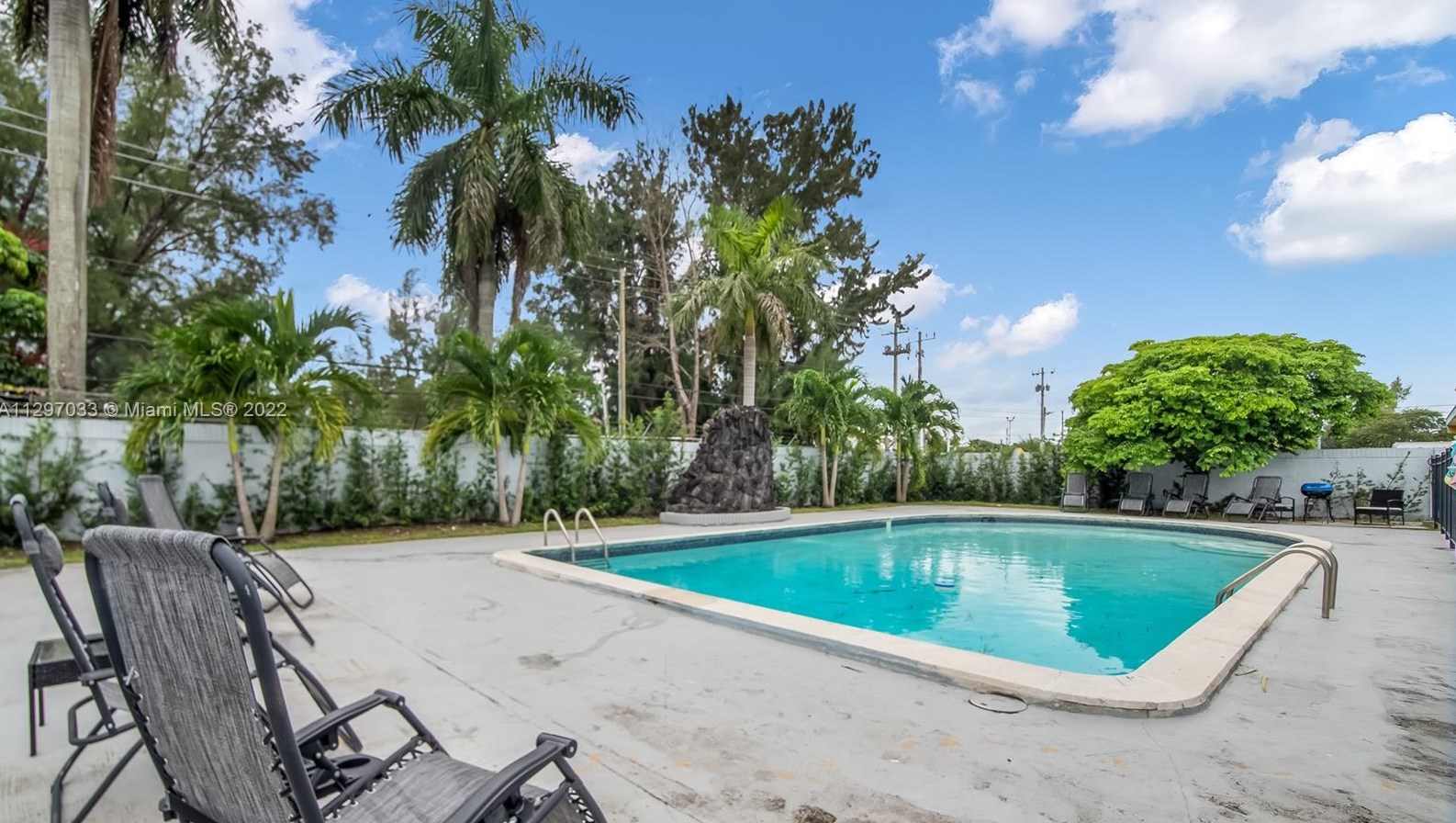 2530 175 Ter, Miami FL 33055-3632 exterior