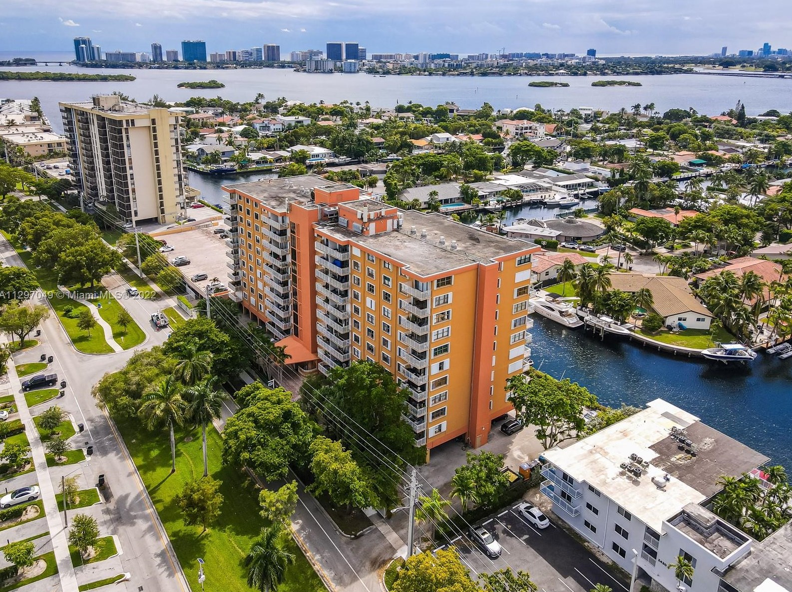 2450 Ne 135th St #1002, Miami, FL 33181