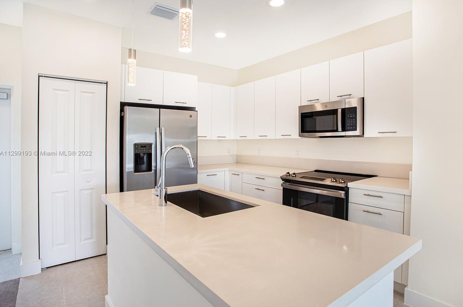 8167 Nw 41st St #204, Miami, FL 33166
