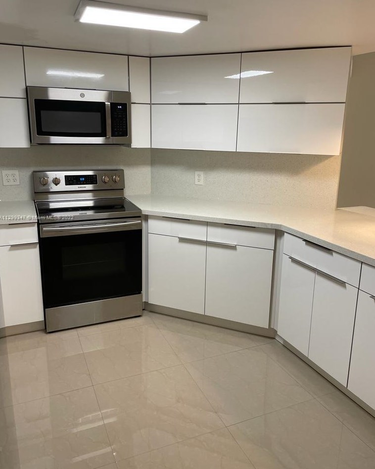 8343 Lake Dr Apt 306, Miami, FL 33166
