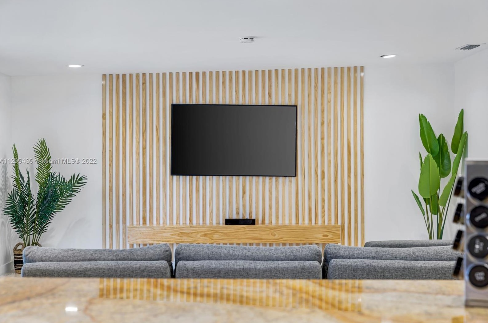 16520 35th Ave, Miami FL  33160-3817 exterior