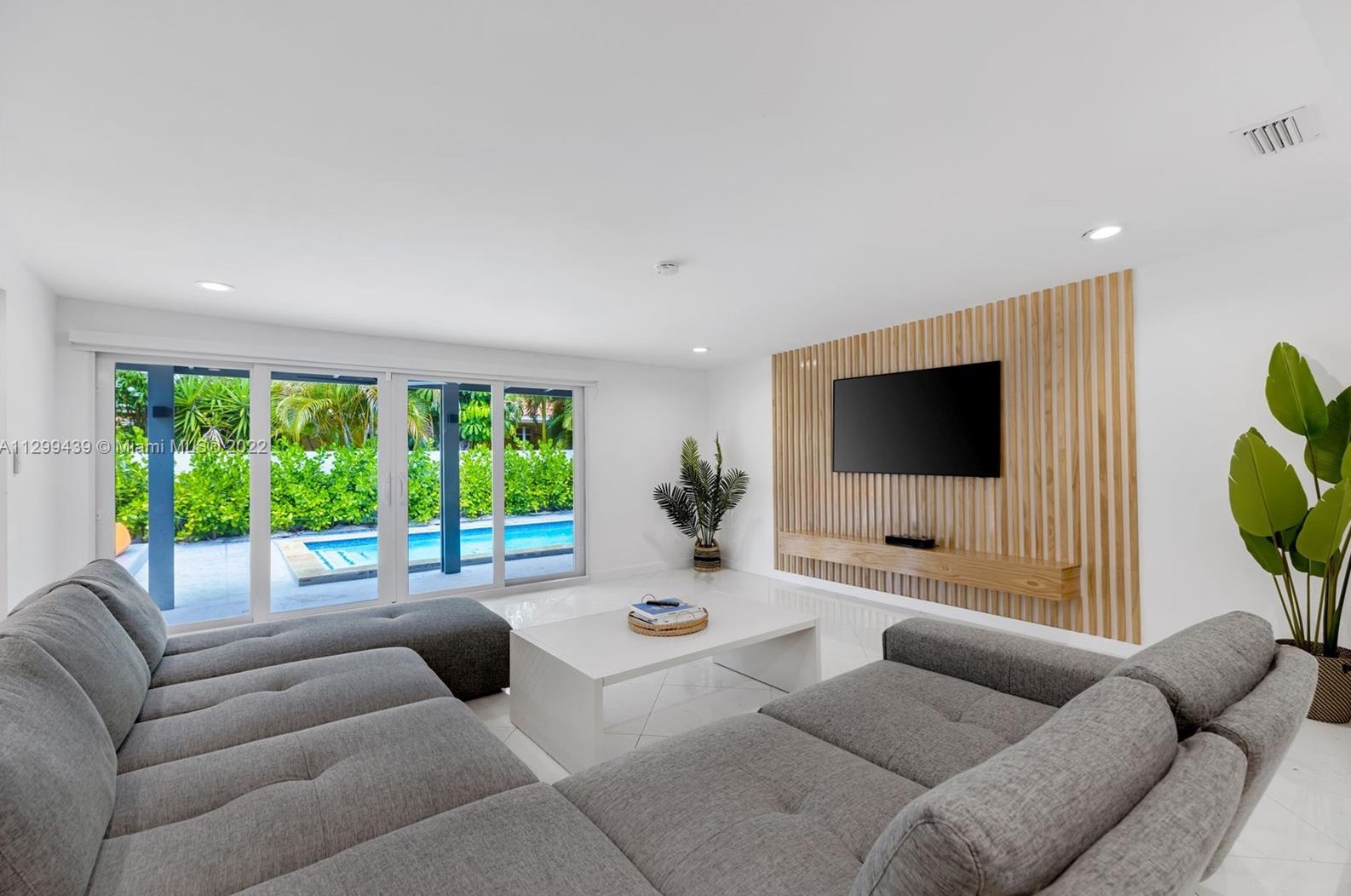 16520 35th Ave, Miami FL  33160-3817 exterior