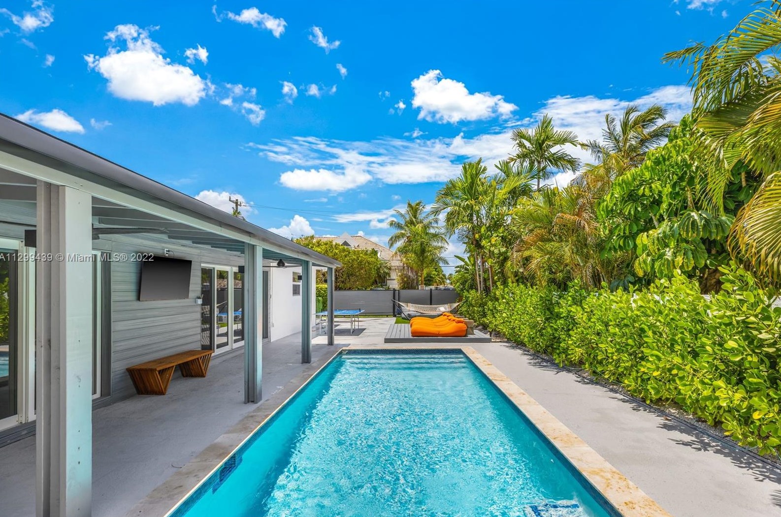 16520 35th Ave, Miami FL  33160-3817 exterior