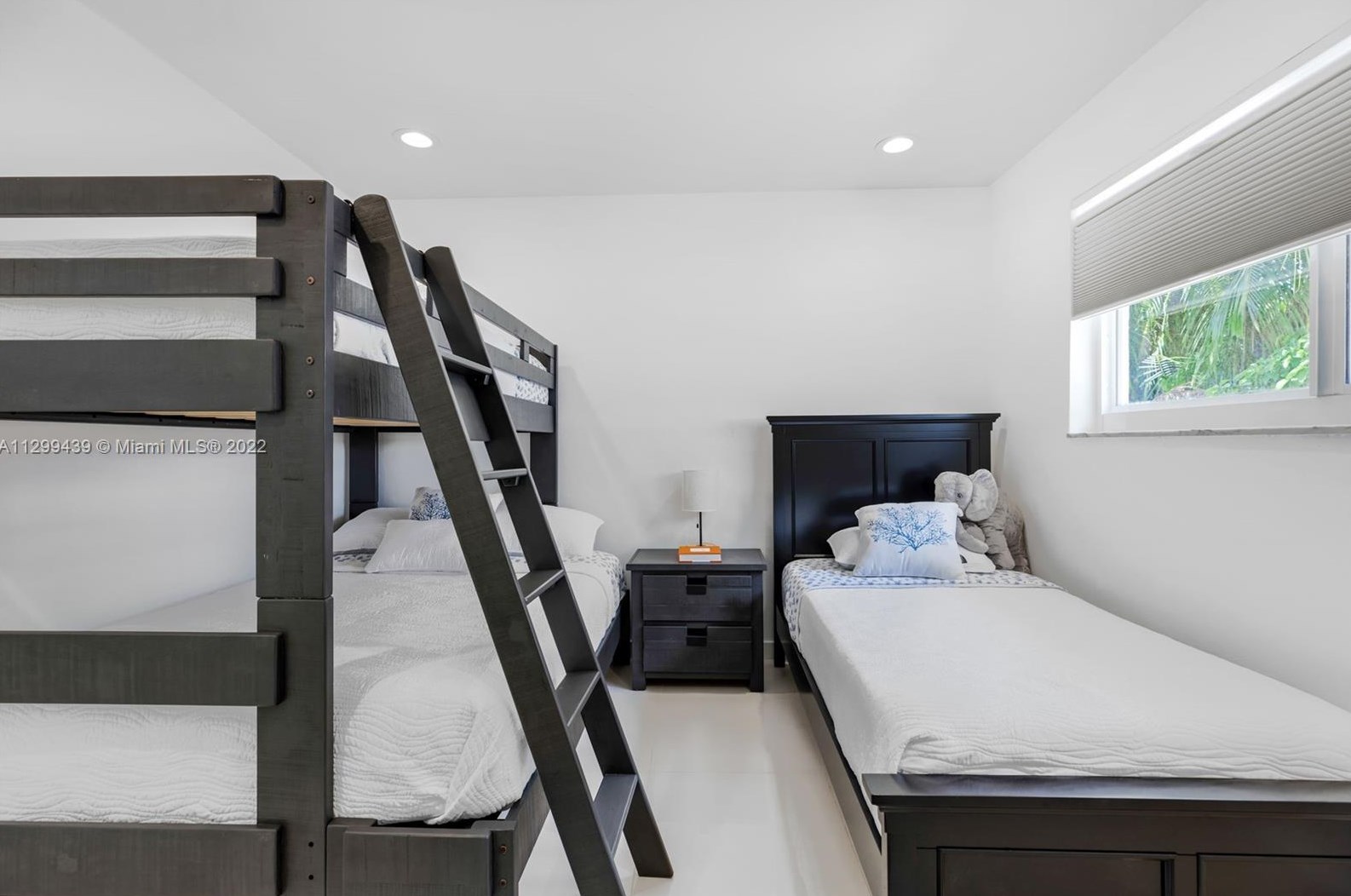 16520 35th Ave, Miami FL  33160-3817 exterior