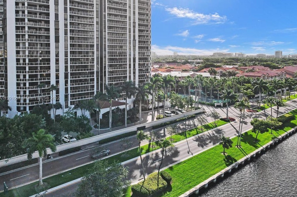 3600 Yacht Club Dr, Miami FL 33180-4115 exterior