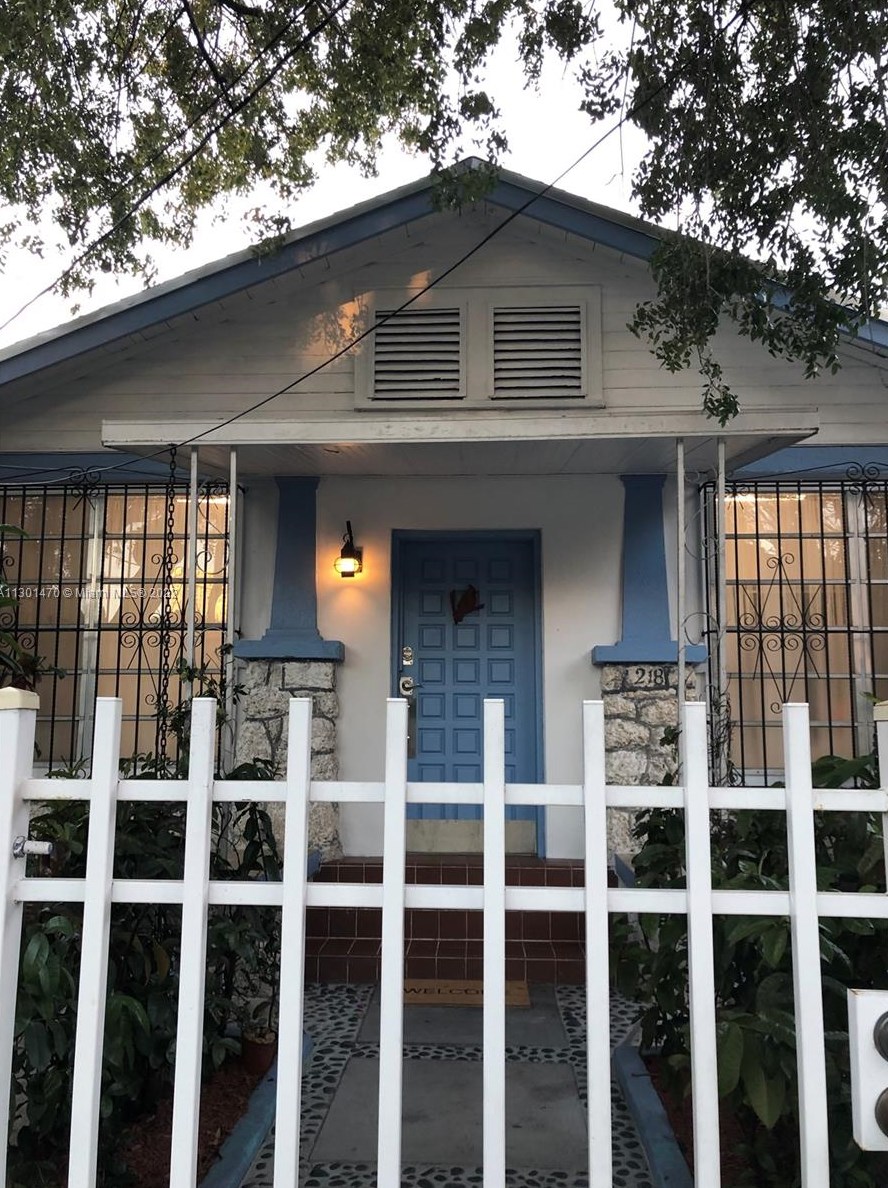 218 6th Ave, Miami, FL 33130-1313
