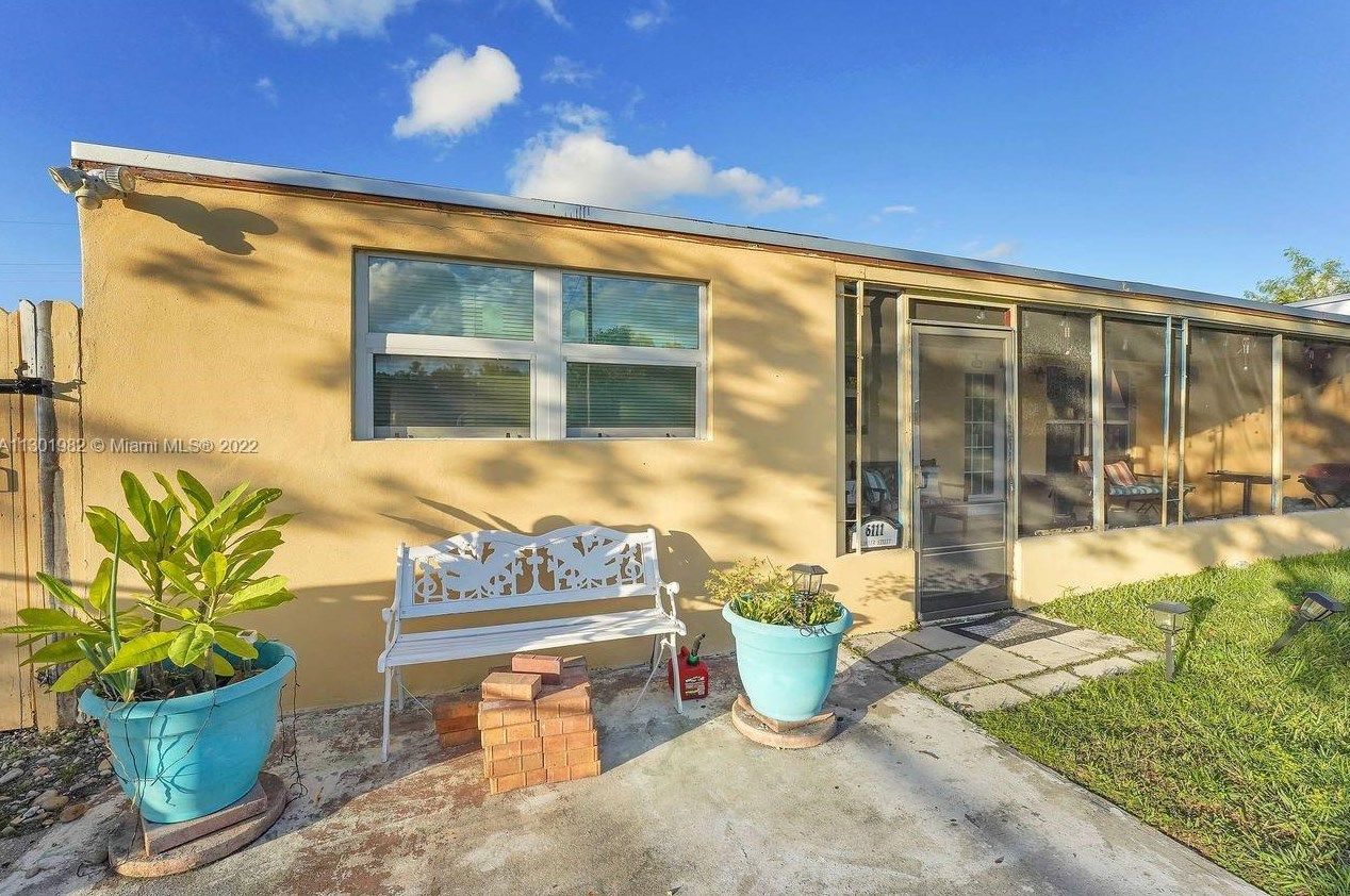 6111 Flagler St, Hollywood, FL 33023-2238