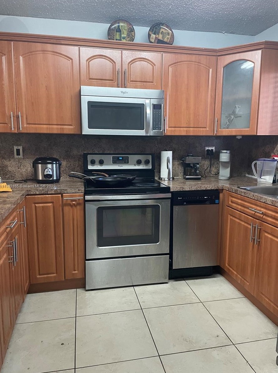 2780 W 76th St #101, Hialeah, FL 33016