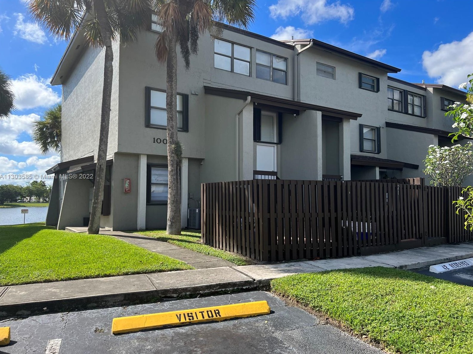 10060 Nw 9th Street Cir Apt 20, Miami, FL 33172