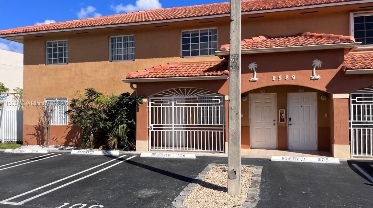 2589 W 76th St #206, Hialeah, FL 33016