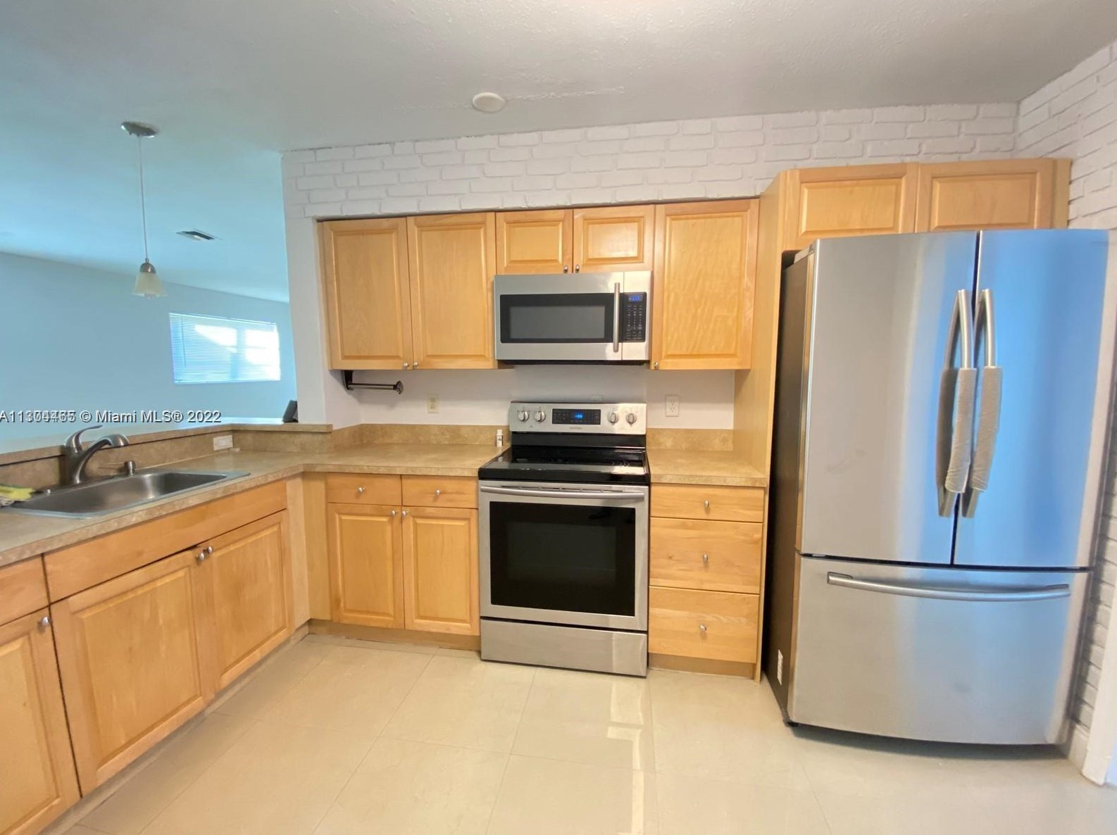 6901 Park St, Hollywood, FL 33024-3833